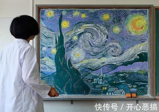 h日本的老师动漫细胞有点强:黑板上画动漫场景,落叶堆皮卡丘