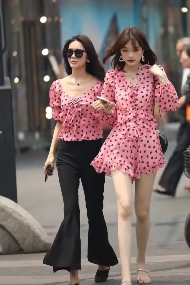 时髦 牛仔裤早就烂大街了,最近超火的“拖把裤”,时髦逆天还不入手