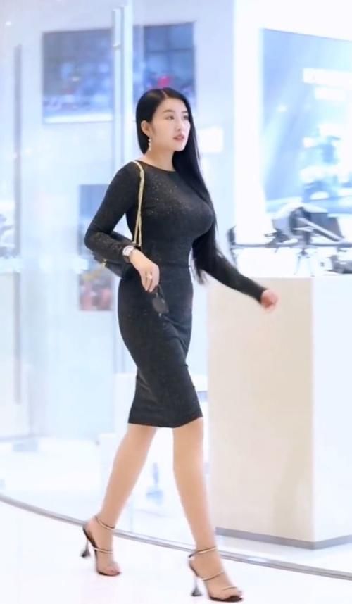 黑裙 小姐姐穿上黑裙显瘦，又凸显气质，展现时尚魅力！