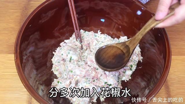 调肉馅时,先放油还是先放水记住这一点,饺子馅鲜嫩多汁无腥味