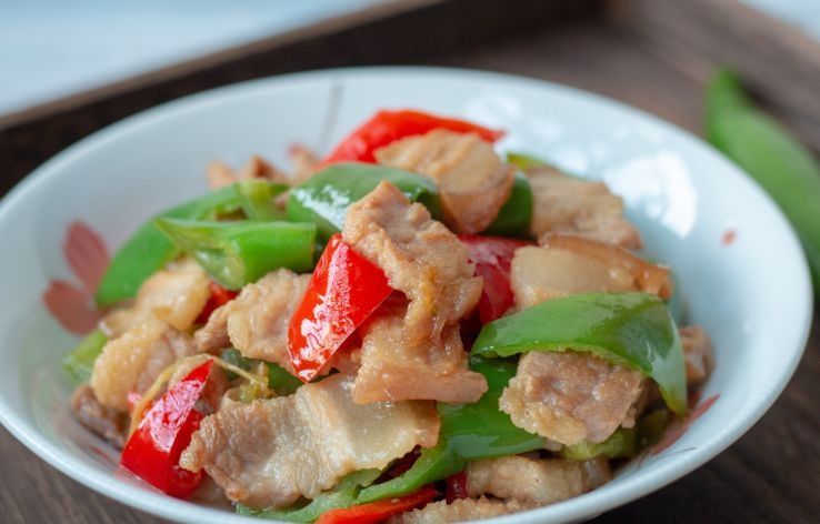 炒猪肉，直接下锅炒就外行了！大厨教你2招，肉香嫩软滑，不粘锅