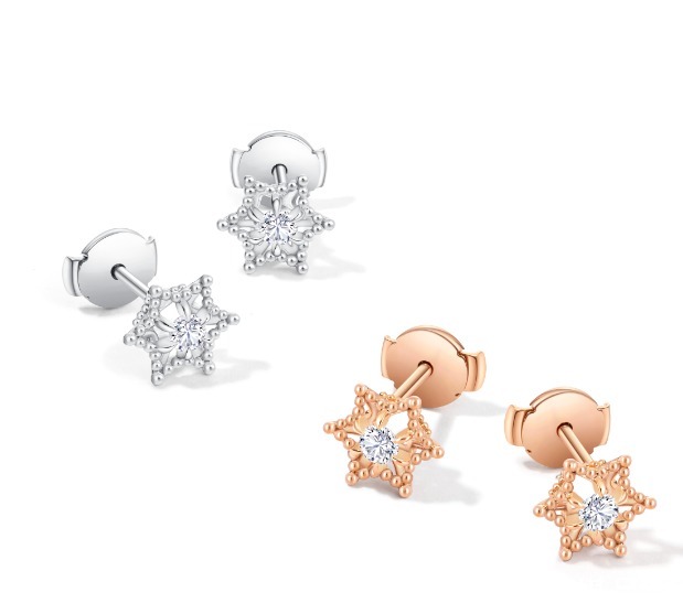 伟德国际周大福足金月亮耳线周大福黄金耳钉大概多少钱想送个周大福黄金耳钉给老婆