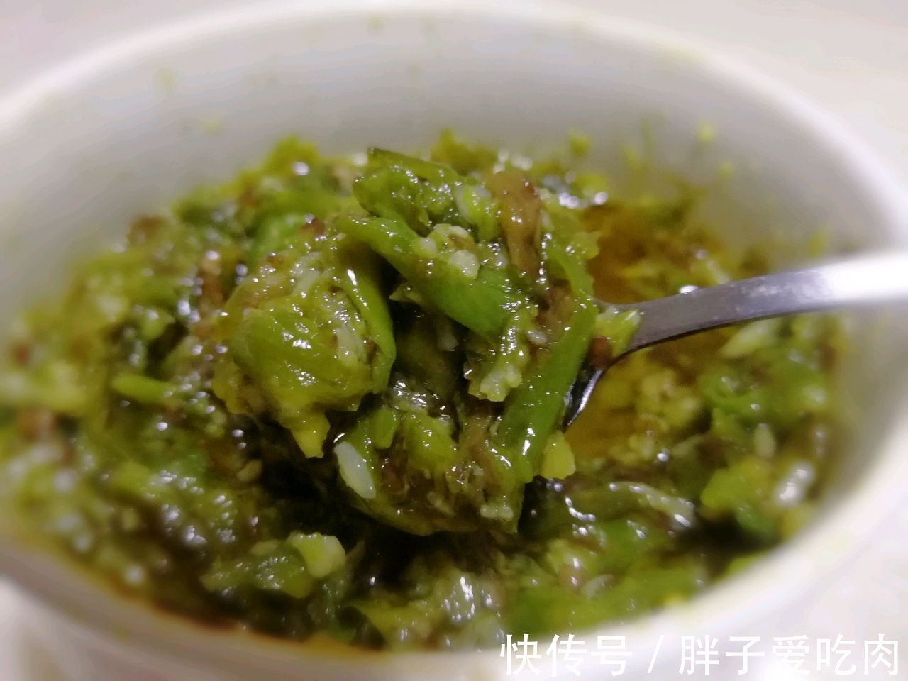 在家自做青椒酱，做法简单，颜色翠绿不发黄，好吃方便