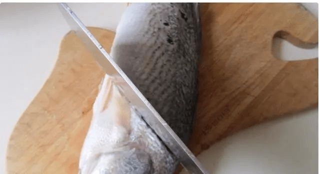 一道苦瓜鱼，美容养颜又减肥、关键做法还简单