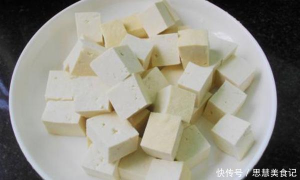 下饭|推荐一道家常韭菜的做法,不用鸡蛋用它炒,鲜嫩下饭,连吃了3天