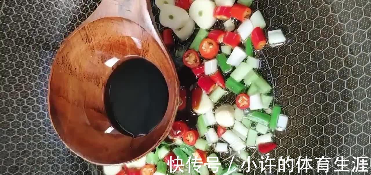蚝油煎豆腐，汤汁鲜美浓稠，口味香辣鲜咸，吃起来都比肉过瘾