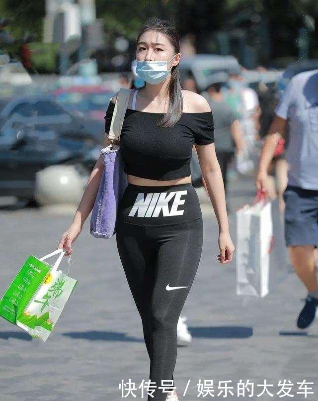 黑色|黑色紧身短袖搭配黑色打底裤，展现完美腰线，让人忍不住多看几眼