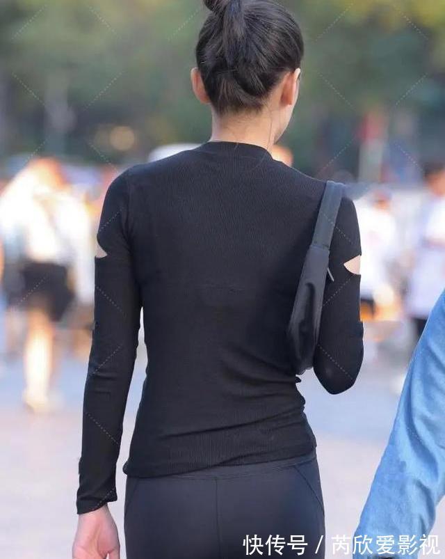 翠黛|半透明的面纱拼接于深灰修身裤,所展现的青春性感是如此惊艳
