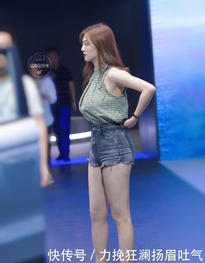 美女在展览上工作,到底展览的是车,还是小姐姐本身呢