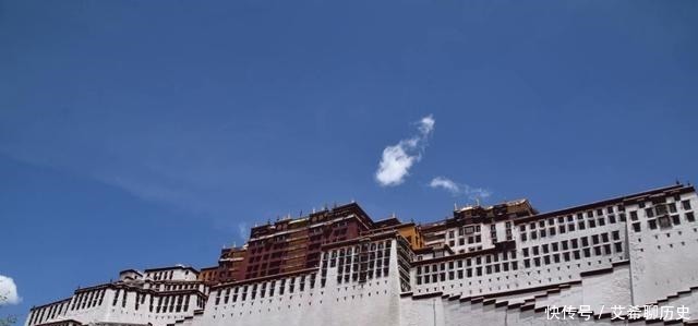 马布里山上著名的宫堡建筑群是藏族古建筑艺术精华