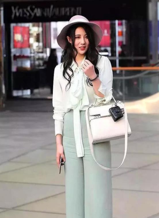 蕾丝|一头微卷长发的小姐姐,身穿吊带搭配微喇叭裤,展现出一种复古的美