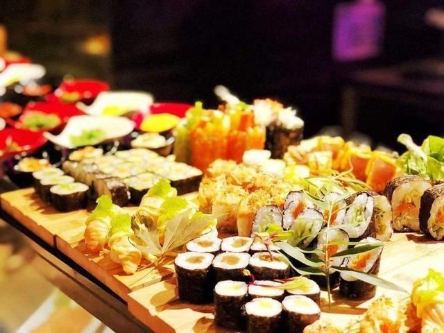 吃自助餐的时候,聪明人不拿这4种餐品,餐厅老板下次不要来了