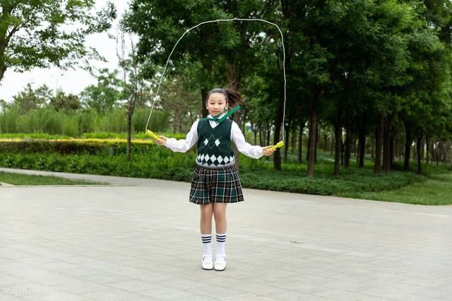 医生|每天跳绳3000只为长高,医生却紧急喊停,怎样让娃长高“不伤身”