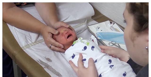 奶奶|宝宝1岁不会说话,奶奶怀疑没给孩子剪舌根,医生:回去吧治不了