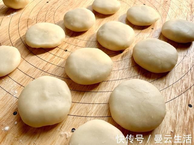 酥脆|油炸糕怎样做酥脆鼓大泡？掌握两个小技巧，各个空心不开裂