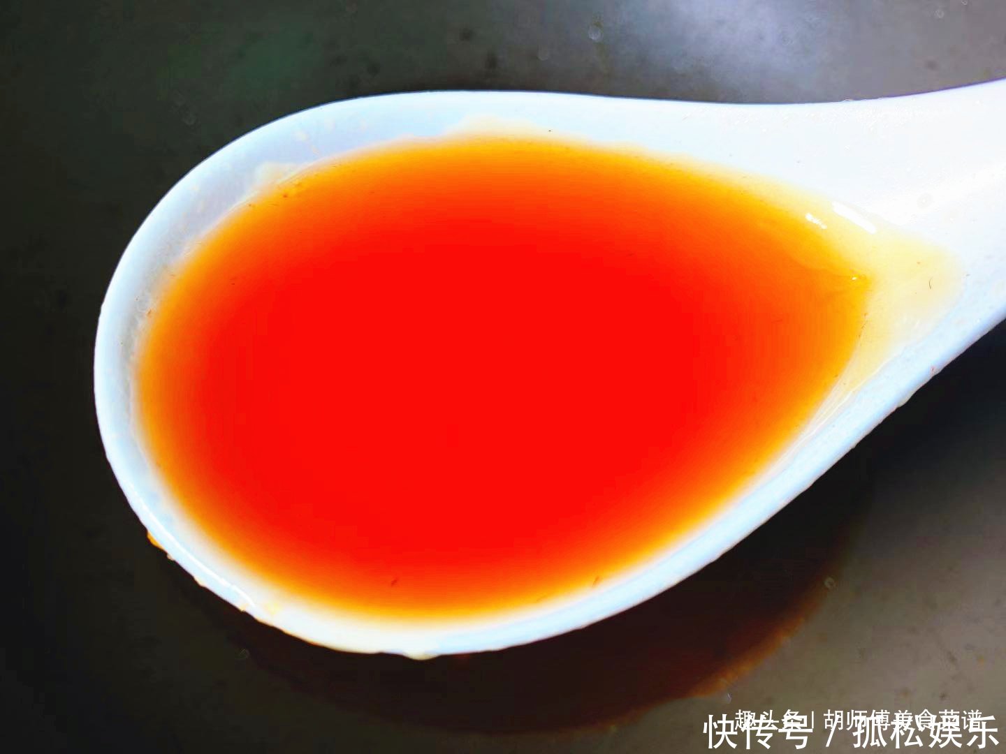 炒糖色时,冰糖直接炒就错了!厨师长教您一绝招,糖色不苦更红亮