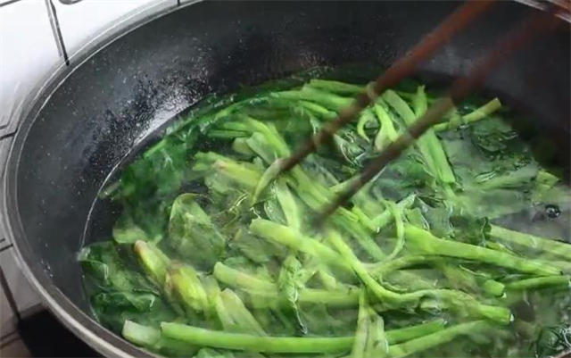 诀窍|怪不得饭店的凉拌菠菜那么好吃，原来做法有诀窍，看一遍就能学会