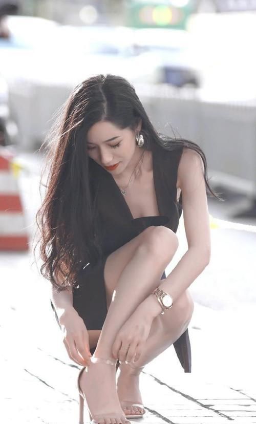 没有好的资质,谁会选择穿吊带裙简直自不量力吧