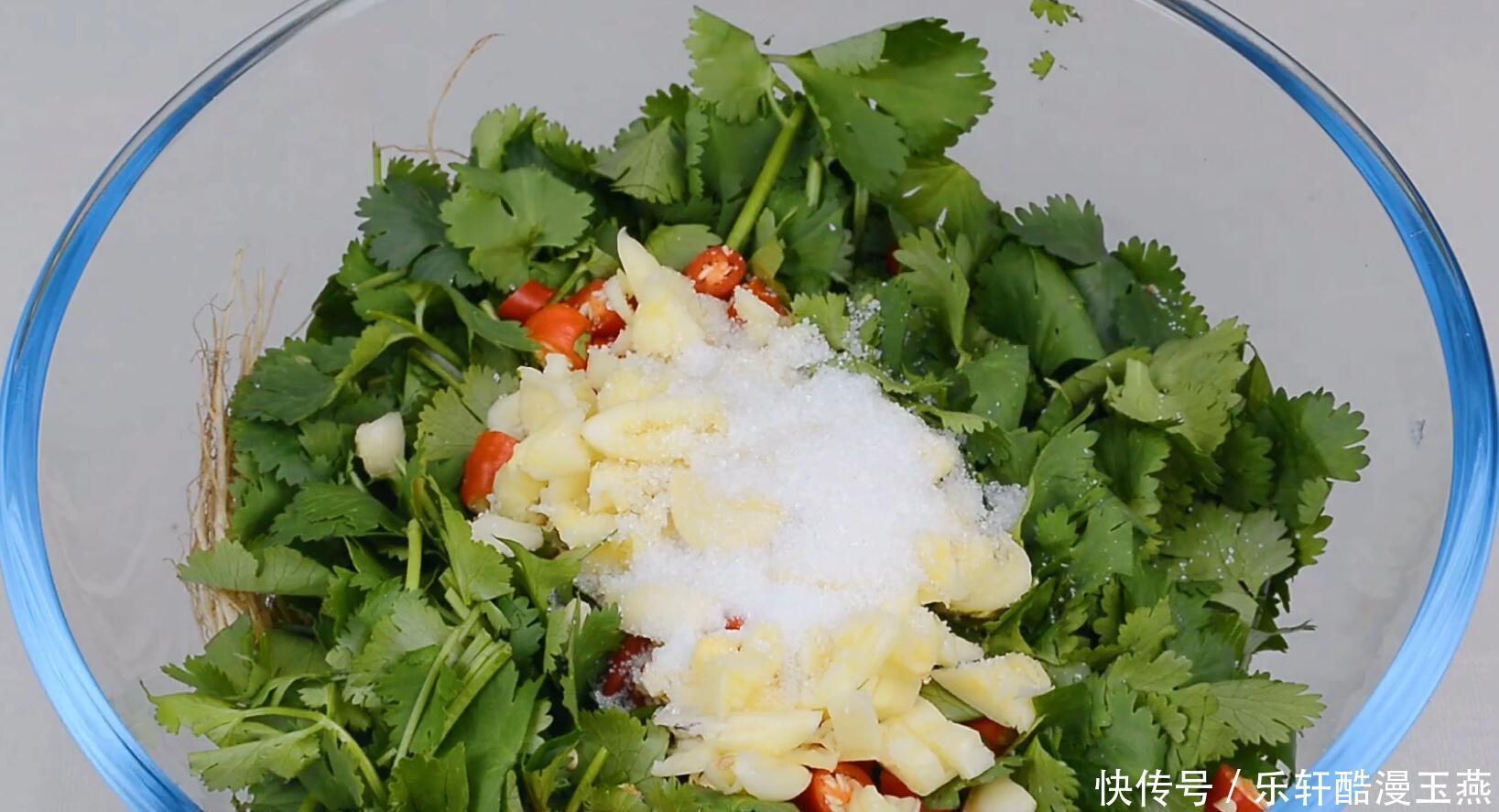 香菜买多了怎么办大厨教你储存技巧,1分钟学会,放一个月不会坏