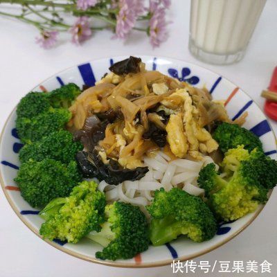黄花菜木耳鸡蛋打卤面你这么做，保证你吃一次想十次