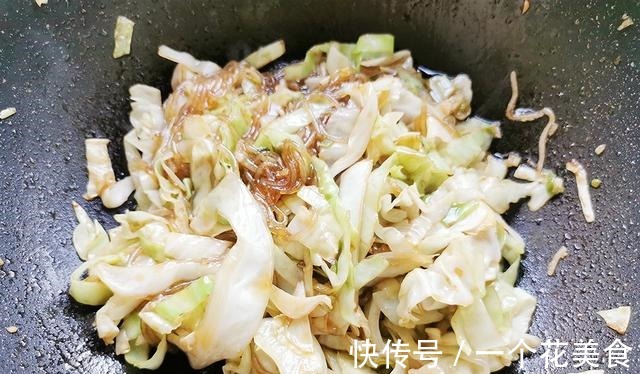 包菜炒粉条时，很多人第一步就错，教你正确做法，脆爽入味又下饭！