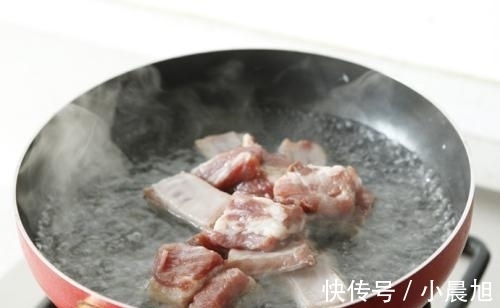 排骨|为啥排骨焯水后又腥又臭?看到大厨操才明白,原来用错“水”了