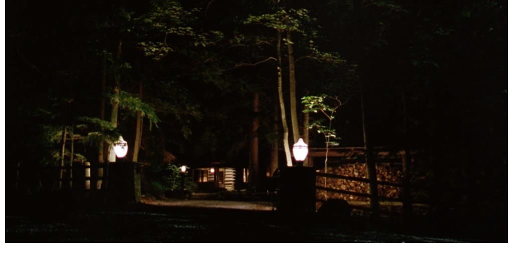 《爆裂鼓手》开场镜头，如何通过剪辑画面塑造紧张的情绪？