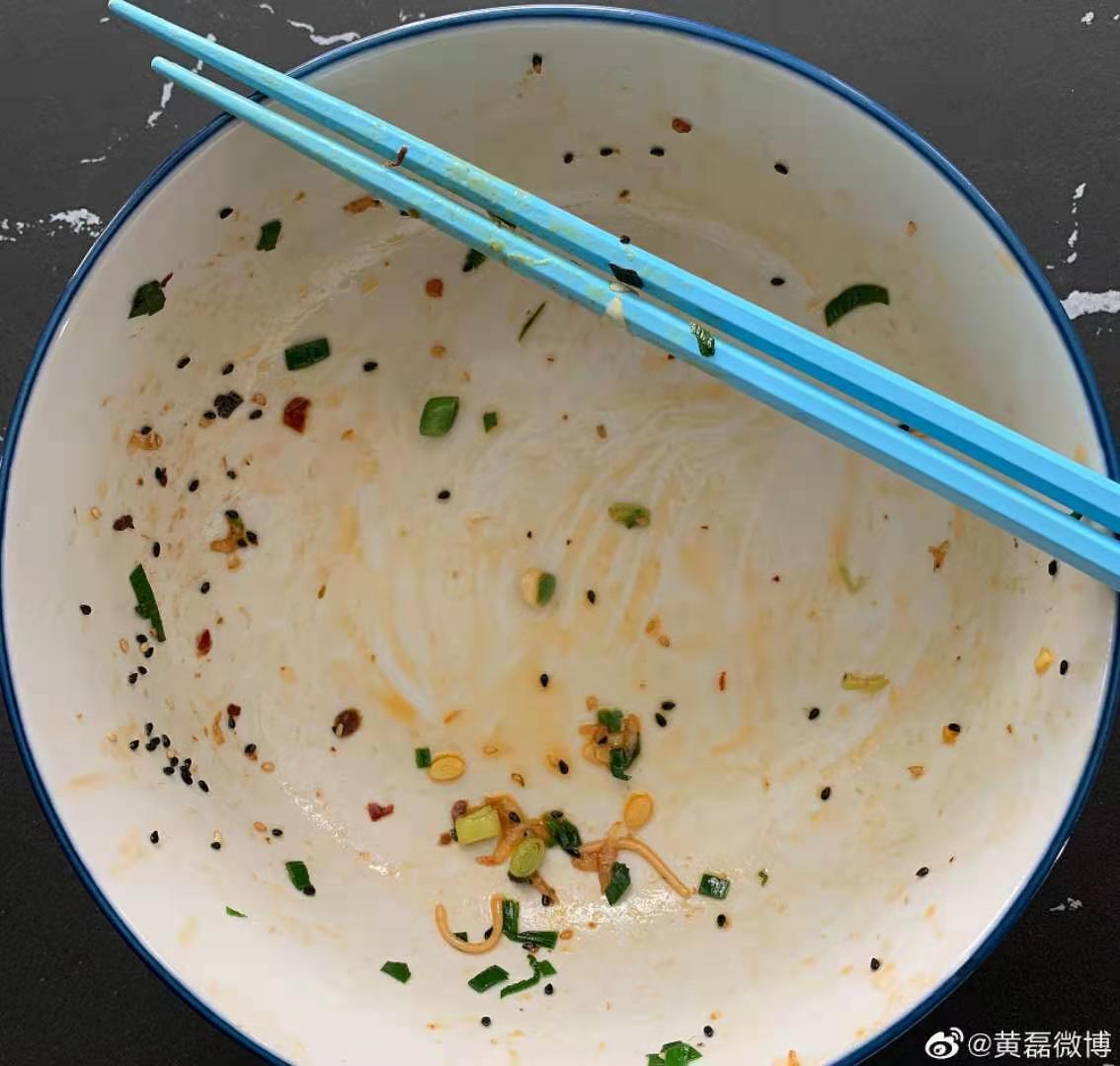 爱莉|黄磊晒出一碗面,莉姐埋头吃面的样子火了,网友吃出了幸福感
