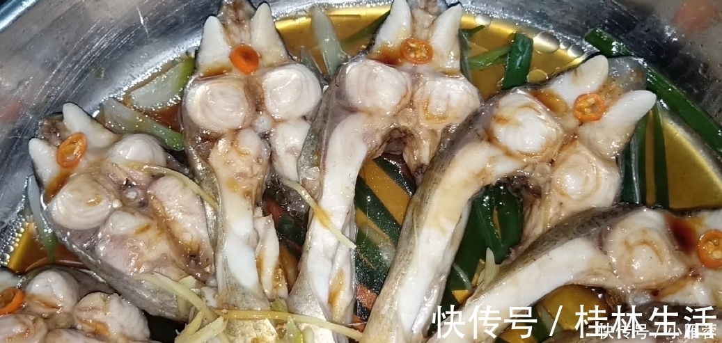 漂亮|爱吃鱼的收藏喽，学会鱼肉一个特色做法，简单美味，出锅太漂亮了