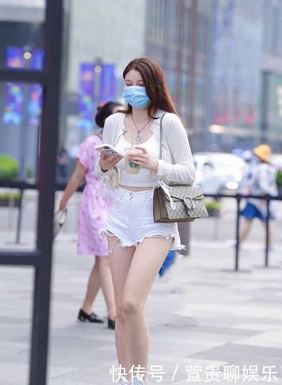 女人|成熟女人里面搭配白色小吊带,清新减龄,特别的风姿有韵味