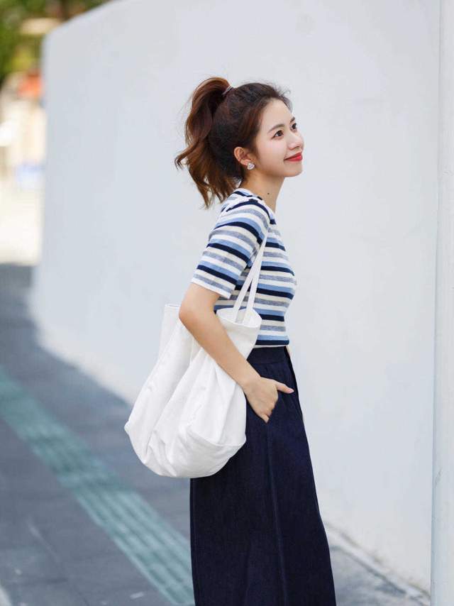 衬衫搭配|梨形身材和微胖女孩的福利,蓝色衬衫搭配白色半身裙,时髦大气