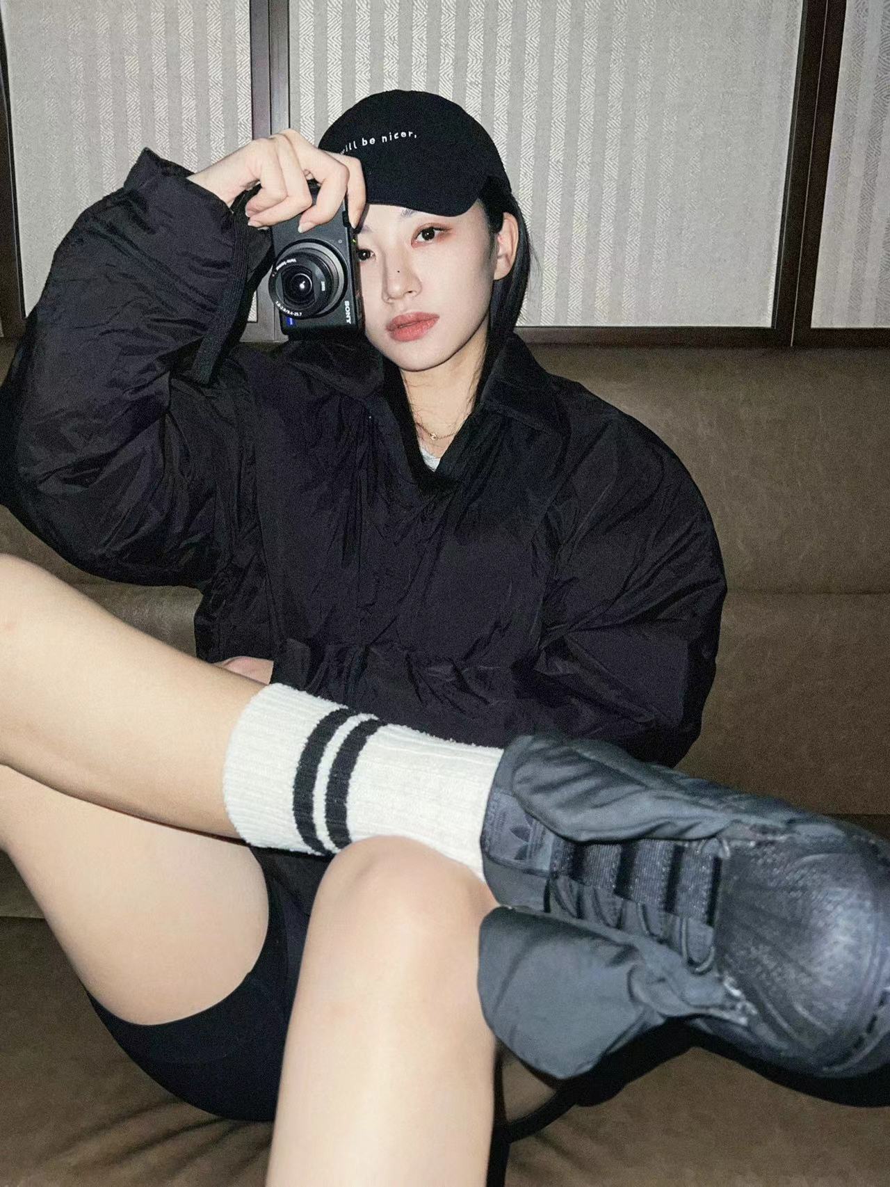 gin天太冷, 阿迪给鞋都穿上棉袄了! 小姐姐露腿穿真白啊!