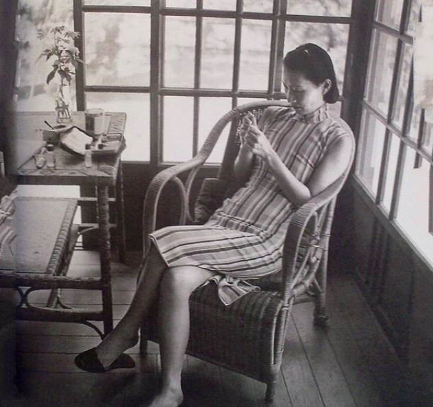 小姐|张学良拍摄的赵四小姐照片:在山中小溪垂钓,坐在藤椅上涂指甲油