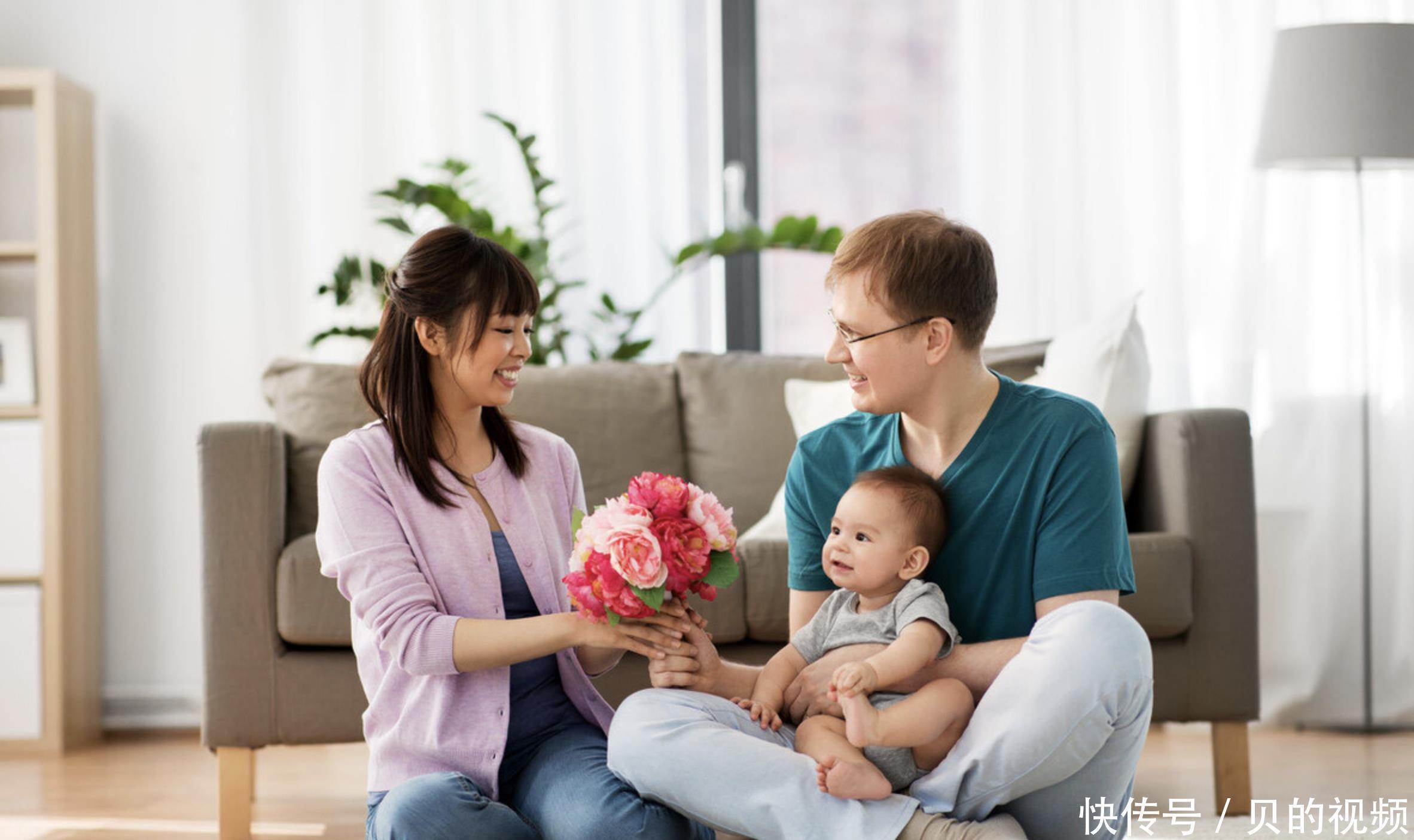 妈妈|“操心宝宝”火了,嫌弃妈妈逛街穿得太“清凉”,拼命往上拉衣服