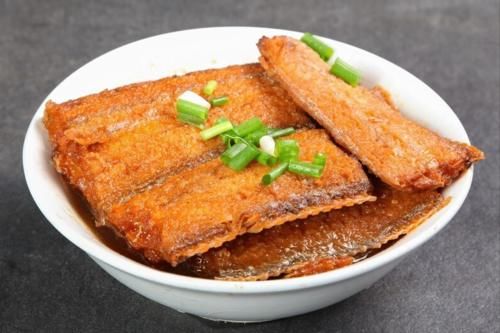 口感|煎带鱼，用面粉还是淀粉？大厨教你一招，口感香酥脆，好吃不油腻