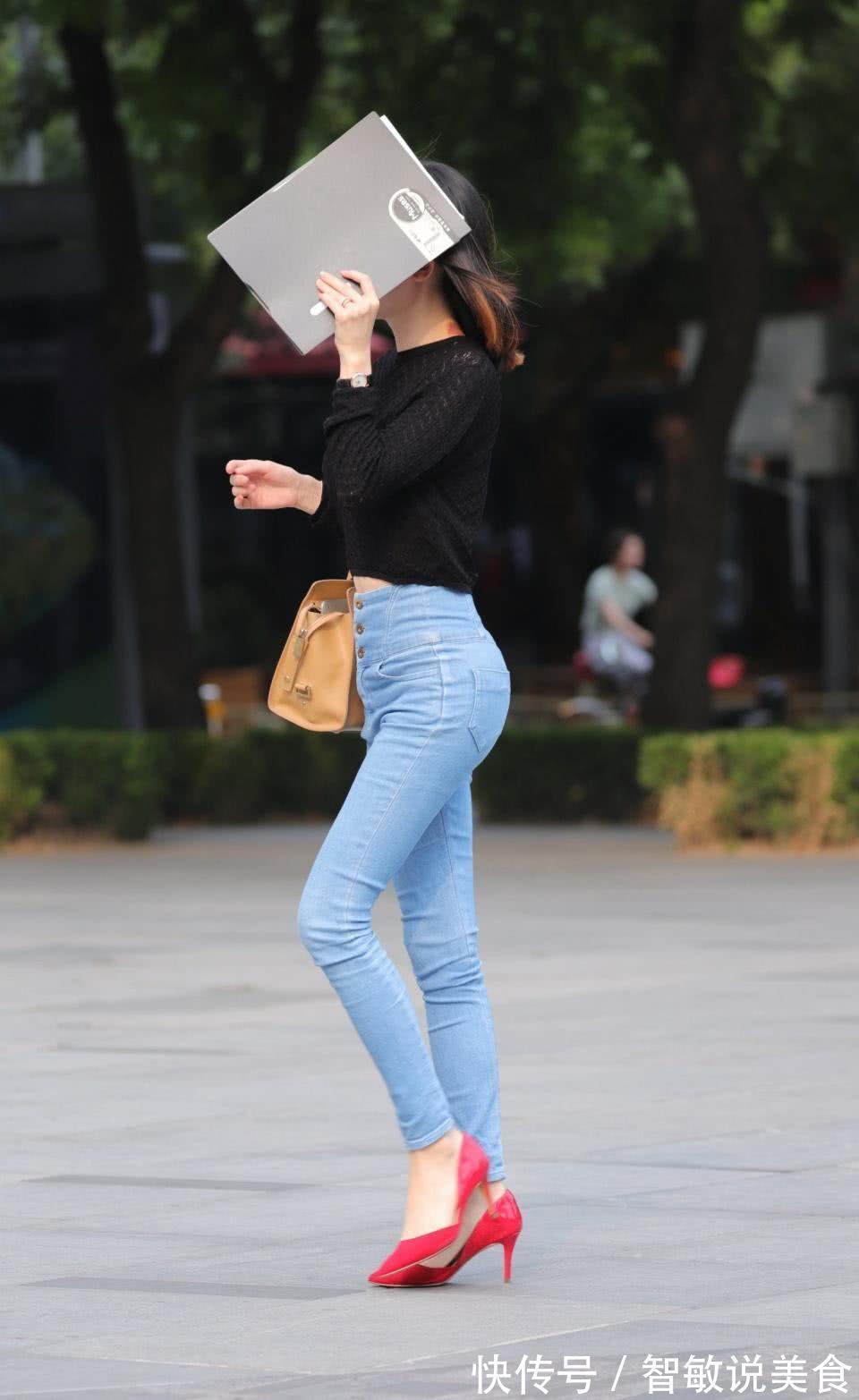 时尚 时尚的牛仔裤给人活力感，营造出立体瘦身效果！