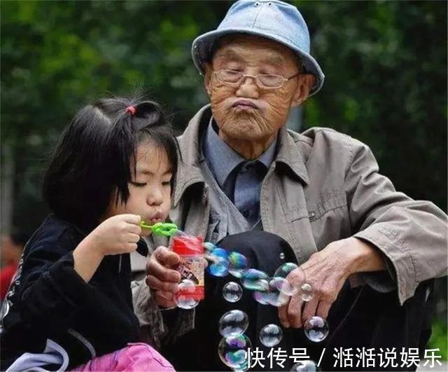表情|爷爷被孙女打扮成贵妇,表情逗乐众人,网友同款爷爷