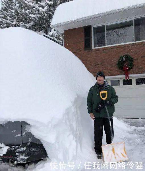 纽约州天降暴雪足足一米厚！车和房全都被埋了，只剩白茫茫！