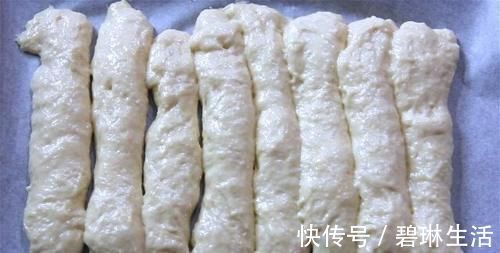 烤盘|懒人面包做法，不用揉面，更不用揉出膜，面包一样柔软拉丝