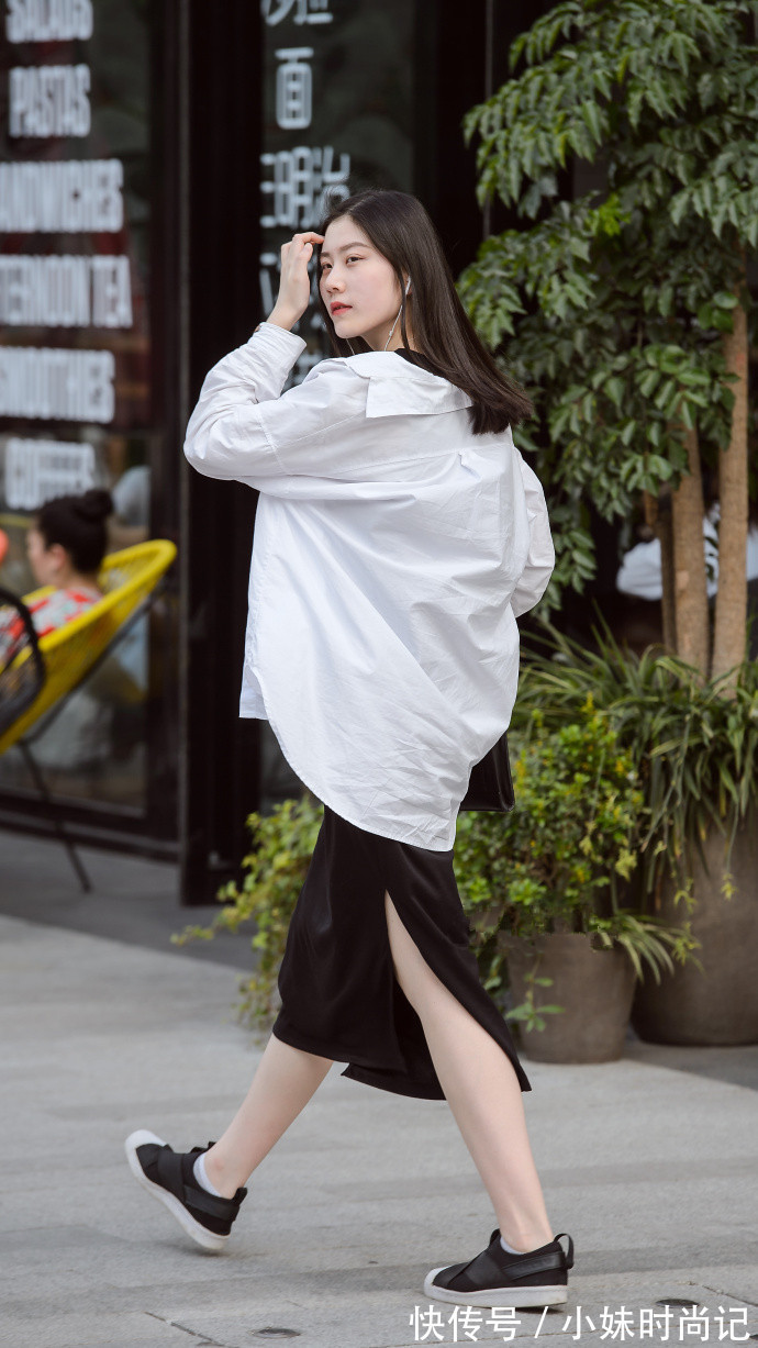 女人味|成都街拍,金色丝绒小外套搭配蛇形高跟鞋,时髦又有女人味!