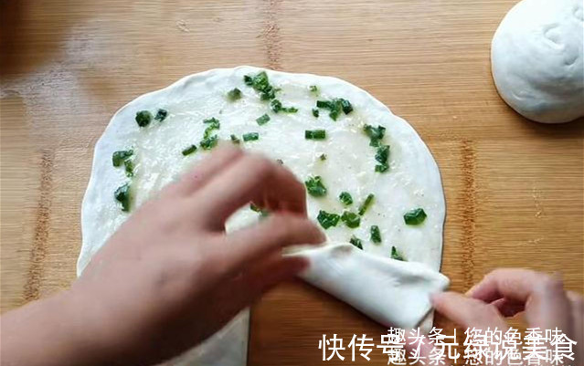 葱油饼这样做真好吃,掌握2个小窍门,柔软多层,酥脆可口。