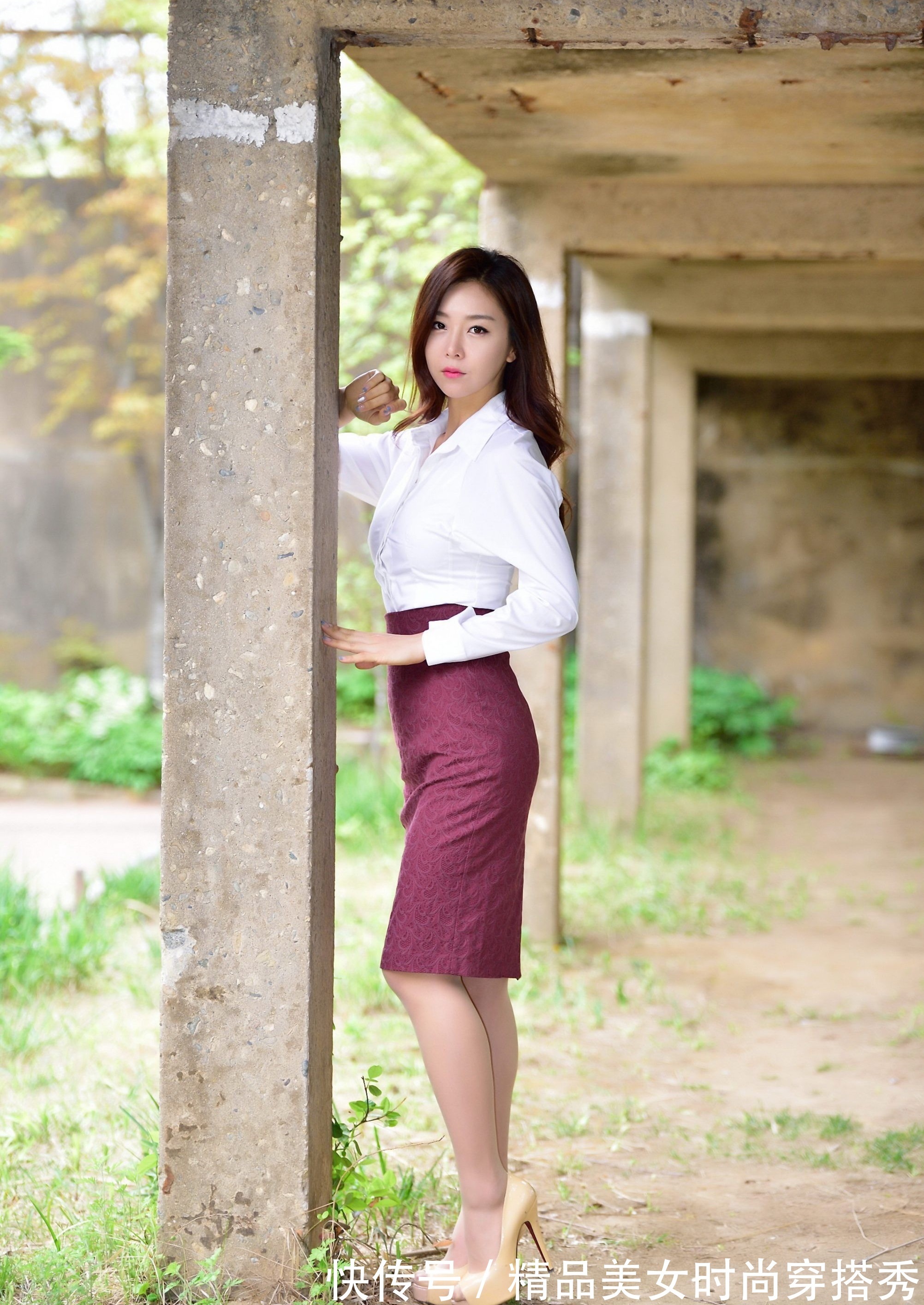 百搭 白色衬衫搭配高腰的枣红色半身裙,时尚吸睛,走起路来优雅从容