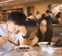 |搞笑GIF：都建功立业了，还是改不掉看见妹子就想抱的冲动