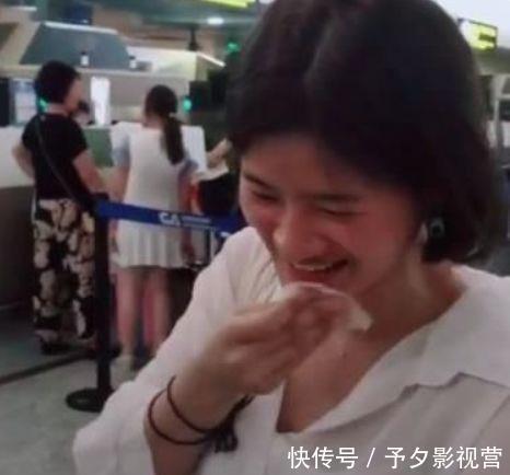 百安|女子过安检被拦,因证件不符无奈现场卸妆,露出素颜后年轻十岁