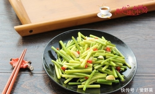 蒜薹|炒蒜薹时,直接下锅炒就错了,大厨教你正确做法,蒜薹更香更入味