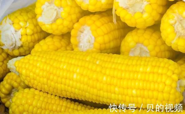 水煮|做水煮玉米,清水下锅是错的,放上这2味料,玉米又香又甜又软糯
