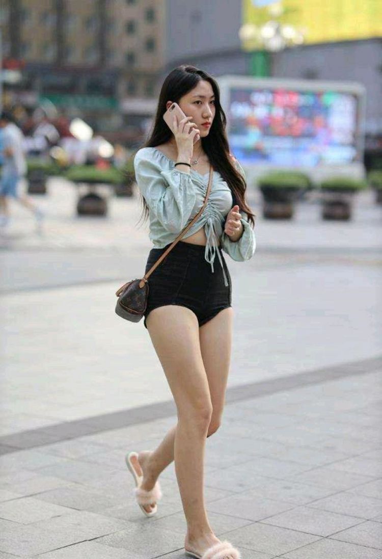 小姐姐|路人街拍:简约随性的背心裙,打造出时髦感