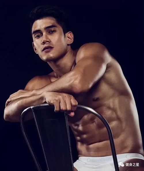 慕不慕|185cm肌肉教练“浴室照”爆火,倒三角身材公狗腰也太撩了吧……