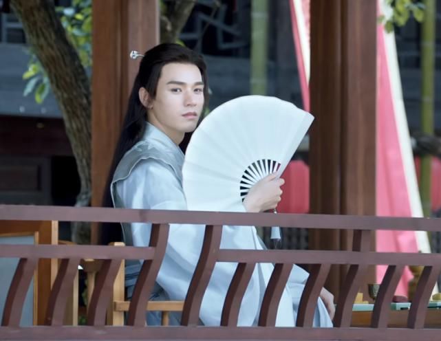 山河令：温客行被赞“国服小乔”，一把扇子走天下，疯批美人标配