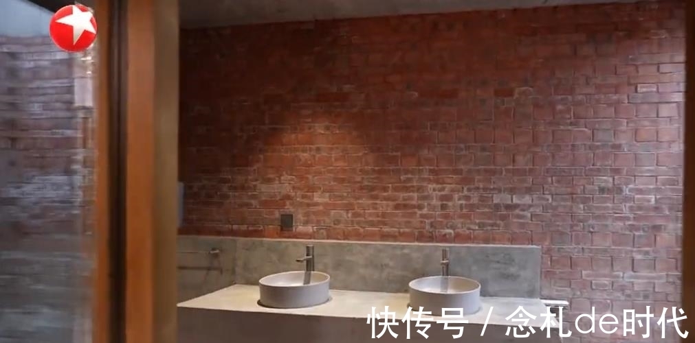 服务员|梦想改造家大翻车,顶级设计师花132万给农村老头造了个毛坯房住